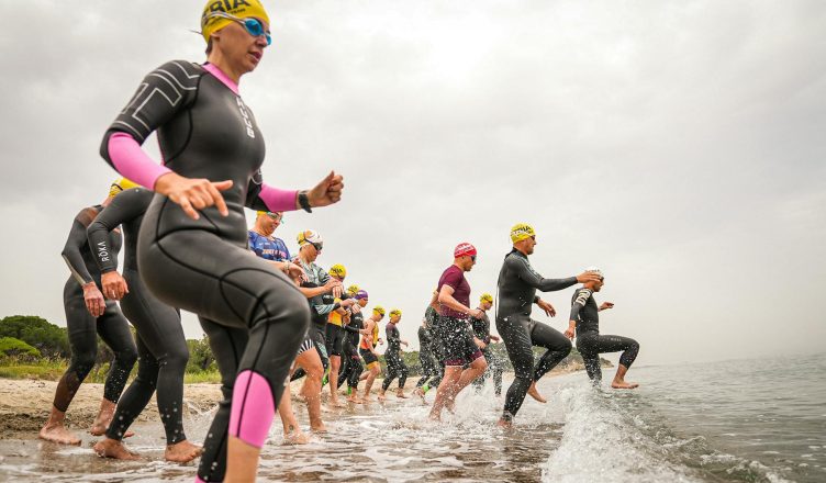 triathletes entering the water in gelibolu